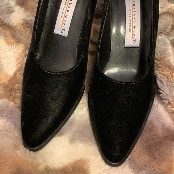 JONATHAN MARTIN Velvet Heels — 7 - Picture 8 of 14